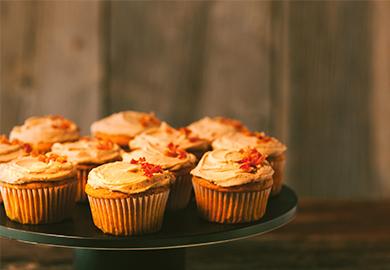 [Recipe] - Archive - pumpkin-and-ale-cupcakes-with-butterscotch-and-bac